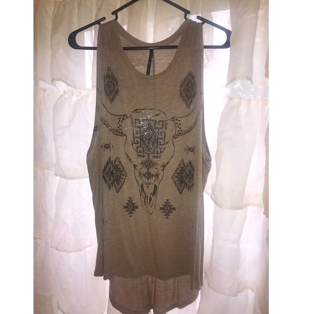 Sleeveless bullhead boutique tank!